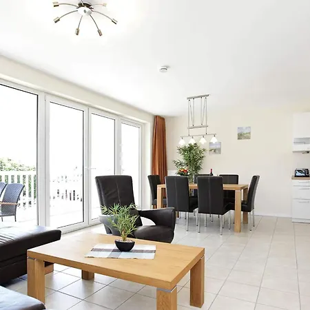 アパート 4 Person In